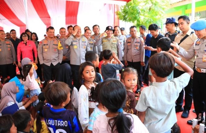 
					As-SDM Kapolri beserta Rombongan Sambangi dan Hibur Anak-anak Korban Banjir Demak