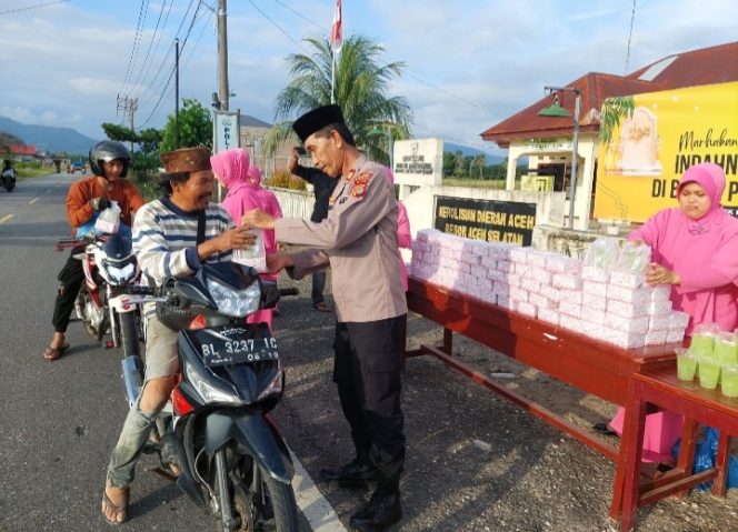 
					Jelang Berbuka, Polsek Kluet Selatan Berbagi Takjil di Depan Mako Polsek Setempat