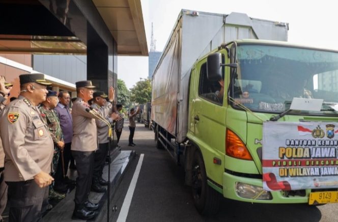 
					Kapolda Jatim Berangkatkan Bantuan Kemanusian Korban Banjir di Jateng