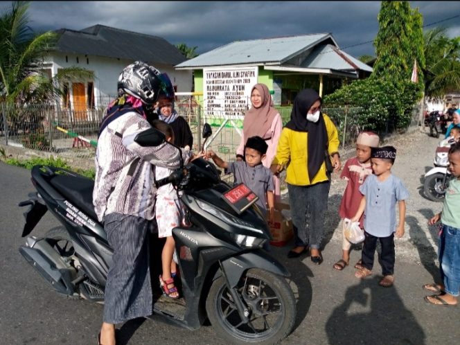 
					Berbagi di Bulan Suci Ramadhan, RA Qurrata A’yun Bagikan Takjil ke Warga Kurang Mampu dan Pengguna Jalan