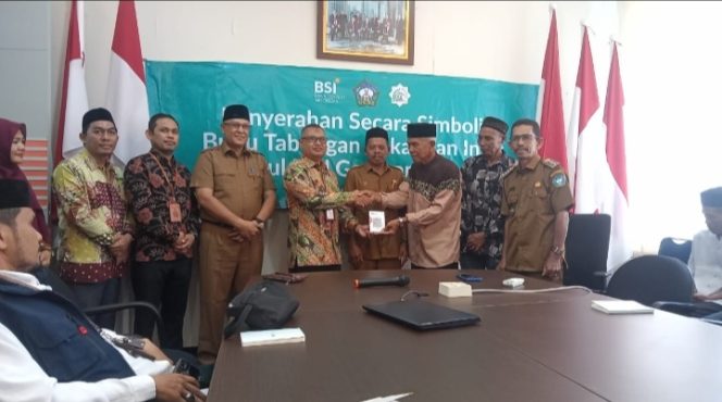 
					Penyerahan Buku Tabungan dan QRIS BMG Difasilitasi oleh Kepala Cabang Bank BSI Tapaktuan