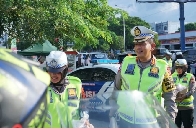 
					Wujud Sinergisitas Dirlantas Polda Aceh dengan IMBI Bagikan Takjil dan Beras kepada Pengendara