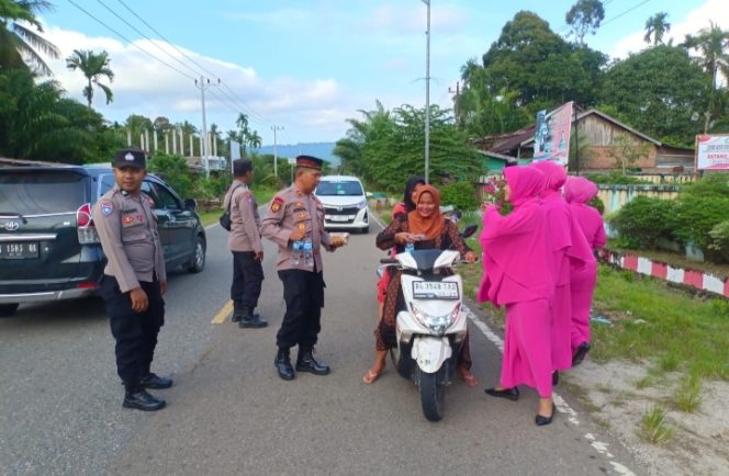 
					Jelang Berbuka, Polsek Trumon Timur Bagikan Takjil kepada Pengendara yang Melintas di Jalan Umum