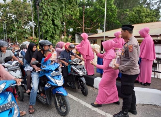 
					Sebagai Rasa Syukur di Bulan Ramadhan, Polsek Tapaktuan Bagikan Takjil kepada Pengendara