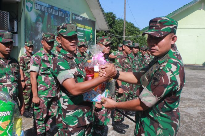 
					Berbagi Kebahagiaan Sambut Lebaran, Dandim Nagan Raya bagikan Bingkisan kepada Seluruh Anggota