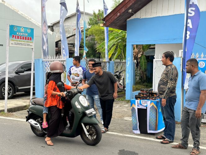 
					Wapres Persabar Bagi-bagi Takjil Untuk Pengguna Jalan