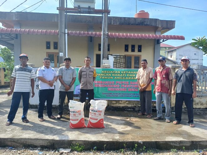 
					Keuchik Gampong Tangah Susoh Bagikan Pupuk Gratis Untuk Masyarakat