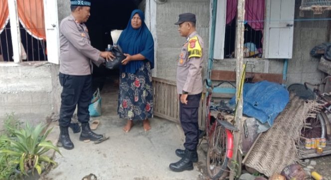 
					Bentuk Kepedulian kepada Warga Kurang Mampu Jelang Idul Fitri, Kapolsek Pasie Raja Bagikan Sembako