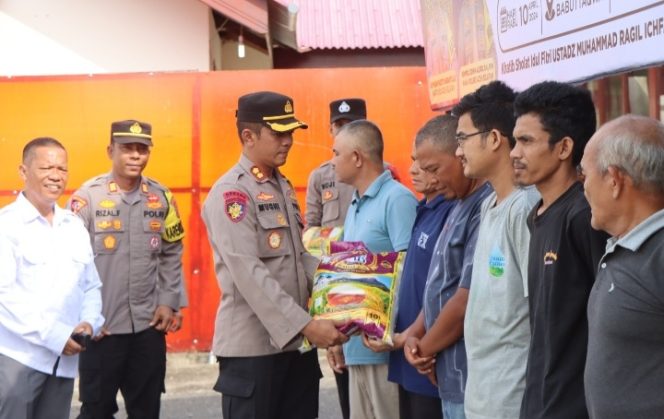 
					Kapolres Aceh Selatan Selaku Penanggung Jawab BKM Babuttaqwa Salurkan Zakat Fitrah kepada Mustahik