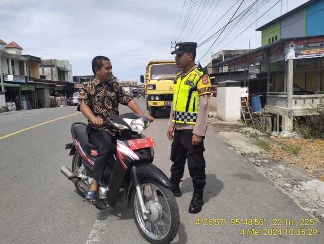 
					Personil Polsek Teunom Aktif Ajak Masyarakat Selalu Pakai Helm Demi Pencegahan Kecelakaan Fatal