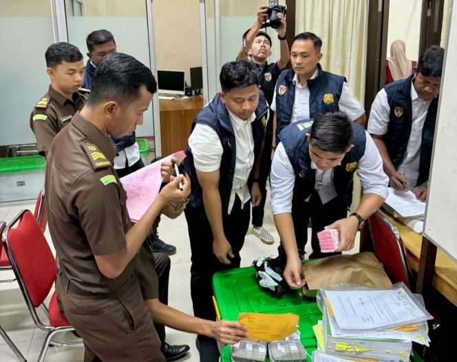 
					Penyidik Serahkan Tersangka dan Barang Bukti Kasus Rumah Sakit Regional Aceh Tengah ke Jaksa