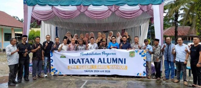 
					Jonniadi Ketua DPRK Nagan Raya Dapat Amanah Baru Pimpin IKA SMAN 1 Darul Makmur Periode Perdana