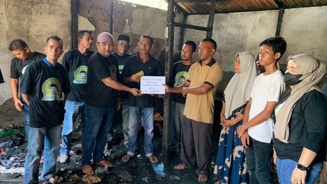 
					Relawan Salman Alfarisi Ringankan Beban Korban Kebakaran di Kuala Batee