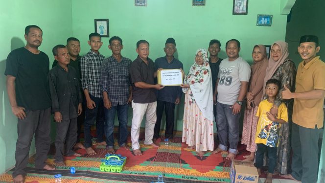 
					Relawan Salman Alfarisi Bantu Korban Tumbang Pohon di Manggeng