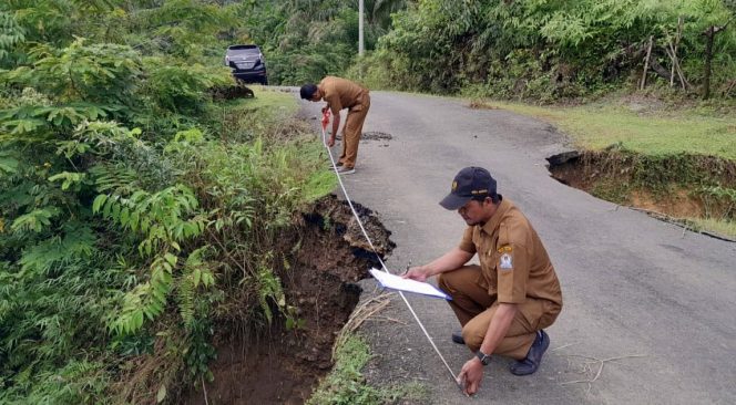
					Rawan Kecelakaan, PUPR Aceh Barat Segera Perbaiki Badan Jalan Longsor Lintas Kecamatan Sungai Mas