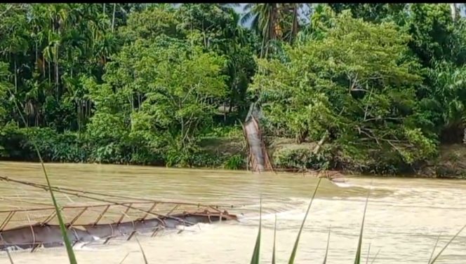 
					Jembatan gantung di Desa Cot Punti, Woyla Timur Aceh Barat Ambruk diterjang Banjir Jumat (22/11/2024) foto ist