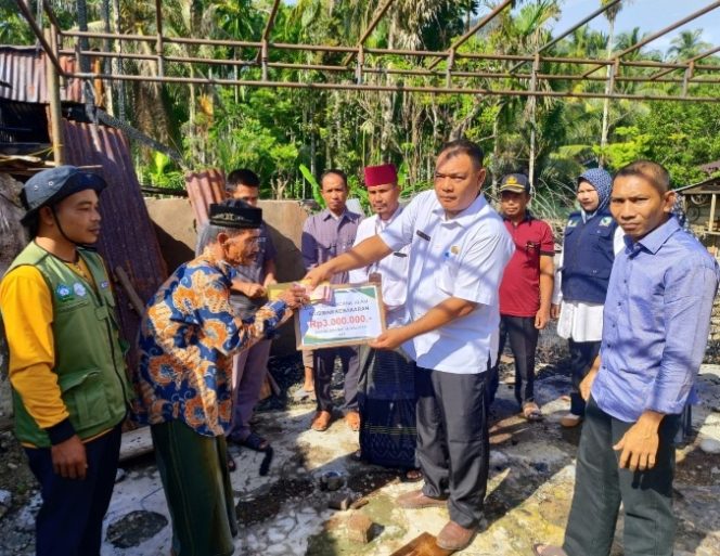 
					Baitul Mal Aceh Salurkan Bantuan Kebakaran kepada 3 KK di Kecamatan Kluet Tengah dan 1 KK di Kecamatan Labuhanhaji Timur