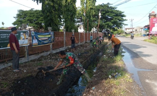
					Koramil 06/KU beserta Unsur Muspika Kecamatan Kluet Utara Lakukan Aksi Peduli Lingkungan