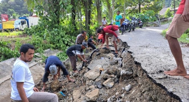 
					Bersama Warga, Bhabinkamtibmas Polsek Tapaktuan Gotong Royong Perbaiki Tepian Jalan yang Longsor di Gampong Batu Itam