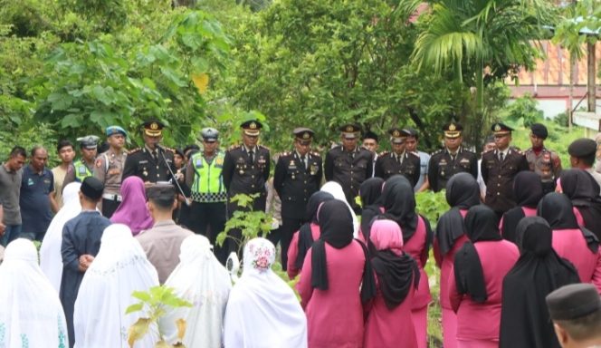 
					Kapolres Aceh Selatan Pimpin Upacara Pemakaman Salah Satu Anggota Polri yang Meninggal
