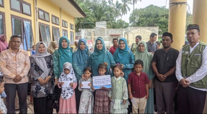 
					Ketua TP-PKK di Dampingi oleh Kepala Sekretariat Baitul Mal Aceh Selatan Serahkan Bantuan Bagi 95 Pelajar di Buket Gadeng