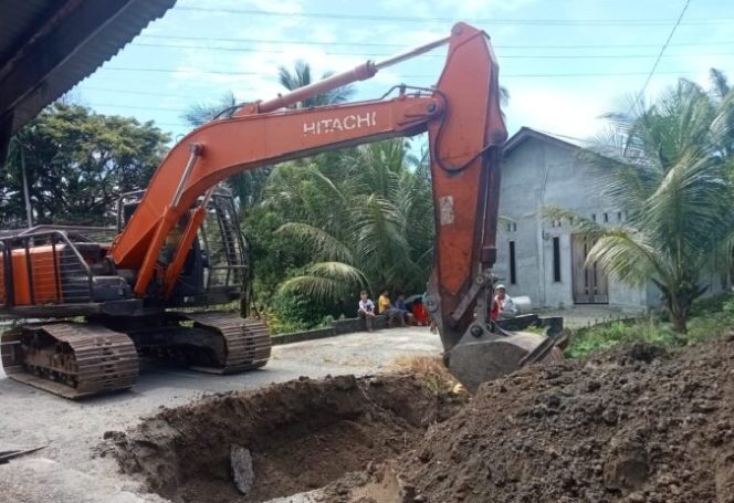 
					Respon Cepat, PUPR Aceh Barat Tangani Jalan Amblas Di Paya Peunaga