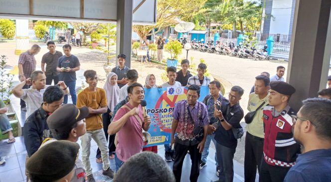 
					Akibat Gangguan Listrik, Masyarakat dan Mahasiswa Gelar Aksi Depan kantor PLN Meulaboh