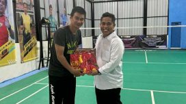 Agus Wandi menerima Jersey dari Kadis PUPR di GOR Aceh Barat Minggu (30/6/2024) foto/catat.co