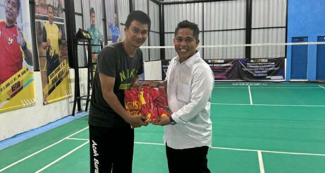 
					Agus Wandi menerima Jersey dari Kadis PUPR di GOR Aceh Barat Minggu (30/6/2024) foto/catat.co