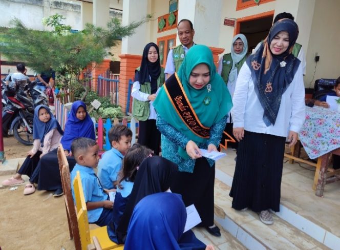 
					Salurkan Bantuan Biaya Pendidikan kepada Pelajar di Ladang Rimba, Pj. Ketua TP-PKK : Bantuan Ini Program Rutin Baitul Mal Aceh Selatan