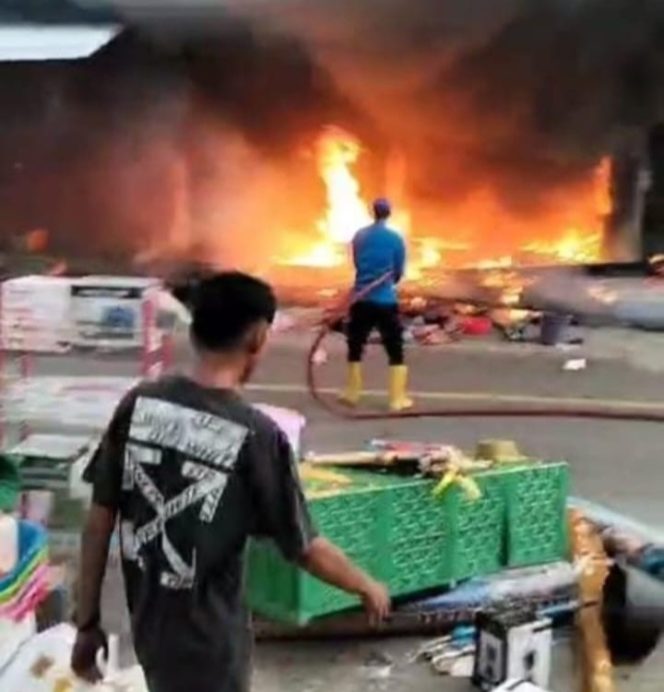 
					Dua Ruko di Labuhanhaji Barat Dilalap Sijago Merah