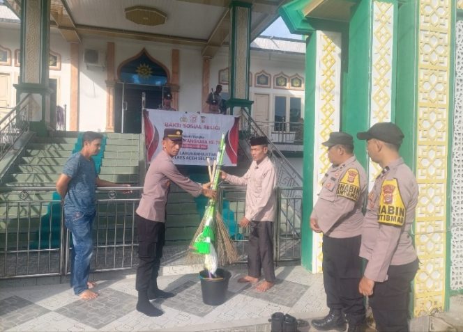 
					Polsek Labuhanhaji Timur Gelar Baksos Religi Peringati HUT Bhayangkara ke- 78 di Masjid At-Taqwa Keumumu Hilir