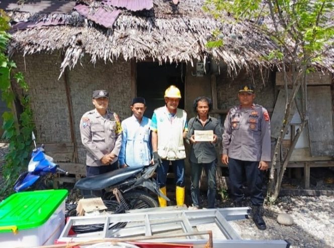 
					Momen Peringatan Hari Bhayangkara ke- 78, Kapolsek Labuhanhaji Pasang Listrik di Rumah Warga Kurang Mampu