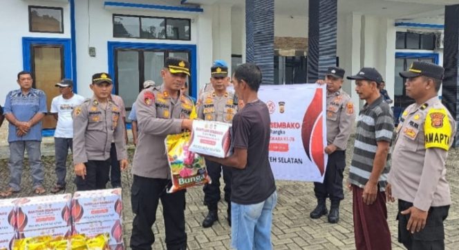 
					Bagikan Paket Sembako ke Warakauri dan Warga Kurang Mampu, Polres Asel : Kegiatan ini Masi Dalam Rangka Hari Bhyangkara ke- 78