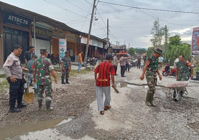 
					Bersama Warga, Koramil 06/Kluet Utara dan Muspika Setempat Perbaiki Jalan Berlubang di Desa Kota Fajar