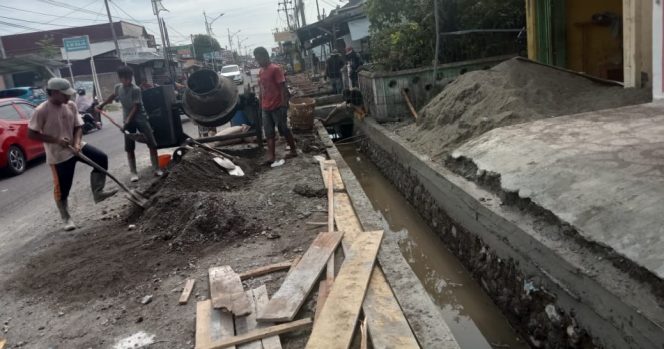 
					Pembangunan Drainase di Perkotaan Meulaboh Aceh Barat Senin (8/7/2024) foto/metrozone