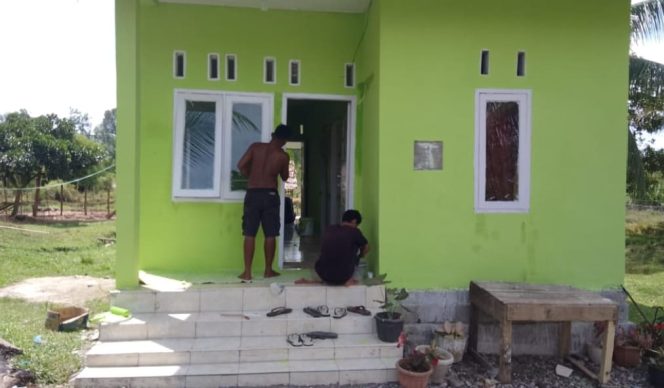 
					Rumah Bantuan Dari Baitulimal Aceh sedang di Finishing di Desa Ujong Patihah, Kecamatan Kuala, Kabupaten Nagan Raya, (25/7/2024) foto/dani