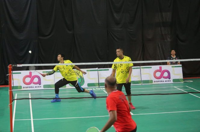
					Pembulutangkis Pasangan Aguswandi dan Zulfan Klub PUPR Aceh Barat bertanding di Kerjurprov Aceh, GOR, Sigupai, Aceh Barat Daya, Senin (1/7/2024) foto/ist