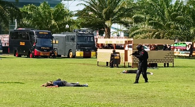 
					Simulasi: Momen HUT Bhayangkara Tiga “Pengacau Keamanan” Pilkada di Nagan Raya Berhasil Dilumpuhkan 