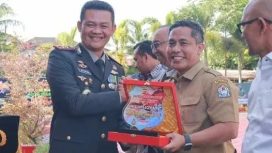 Kadis PUPR Kurdi terima penghargaan dari Kapolres Aceh Barat AKBP Andi Kirana Selasa (2/7/2024) foto/ist