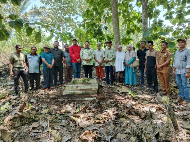 
					Wakil ketua DPRA Teuku Raja Keumangan Kunjungi Bekas Istana Kerajaan Seuneuam
