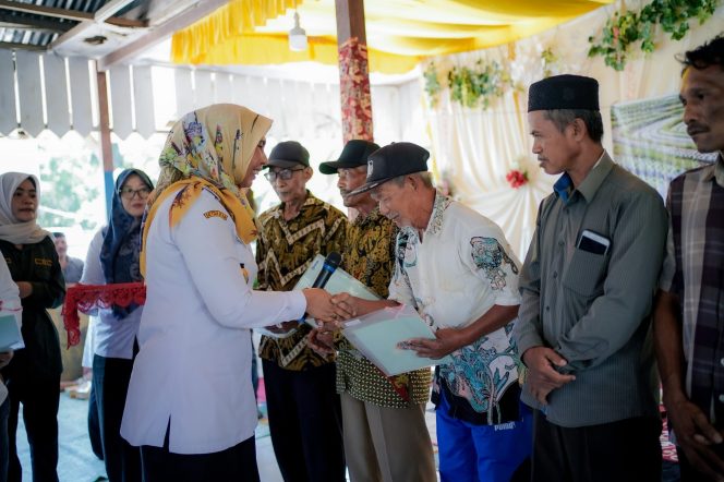 
					Buah Kesabaran 30 Tahun Lebih, Warga Trans IV Nagan Raya Kini Telah Terima Sertifikat Tanah
