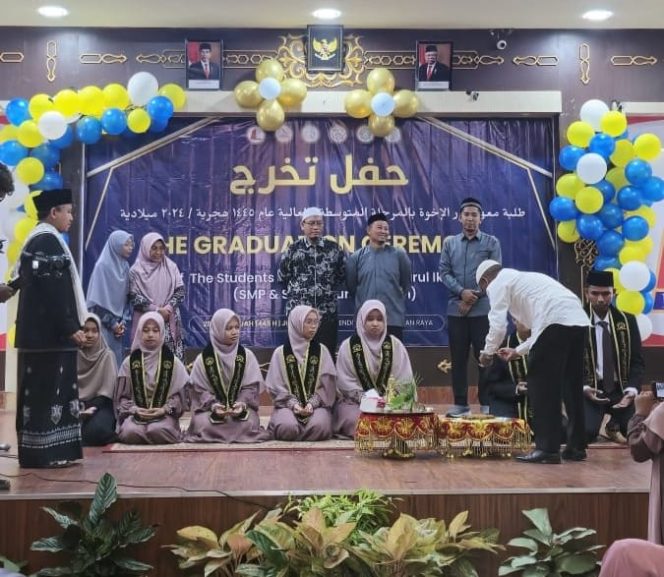 
					Gelar Pelepasan Santri, Dayah Terpadu Nurul Ikhwah Nagan Raya Peusijuk 7 Santri yang Lanjut Studi ke Timur Tengah