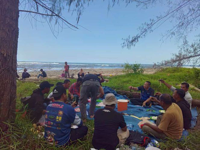 
					Camat Darul Makmur Nostalgia Bersama Warga Kuala Seumanyam di Bibir Pantai