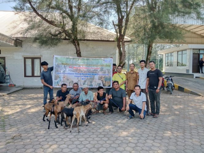 
					Manajemen PT BSP Bagikan Ternak Kambing untuk Masyarakat Sekitar Perusahaan