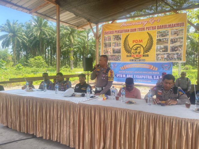 
					Kasat Sosialisasi Edukasi Kamseltibcar Lantas Kepada Para Sopir Dum Truk di Darul Makmur 