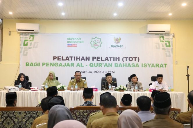 
					Pj Bupati Aceh Selatan Cut Syazalisma, S.STP. membuka Pelatihan Pelatih Training of Trainer (TOT) bagi Pengajar Al-Quran Bahasa Isyarat