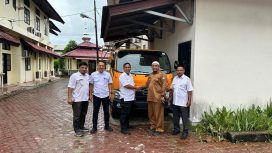 PUPR Aceh Barat menyerahkan Arm Roll dan Kontainer secara simbolis kepada DLHK Foto/catat.co