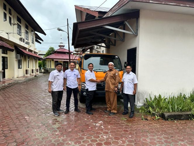 
					PUPR Aceh Barat menyerahkan Arm Roll dan Kontainer secara simbolis kepada DLHK Foto/catat.co