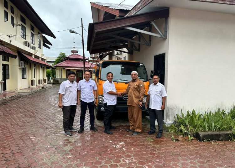 PUPR Aceh Barat menyerahkan Arm Roll dan Kontainer secara simbolis kepada DLHK Foto/catat.co